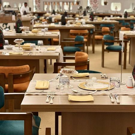 Hotel The Venue Jeddah Corniche Extérieur photo The dining room at the Emirates Lounge at Dubai International Airport