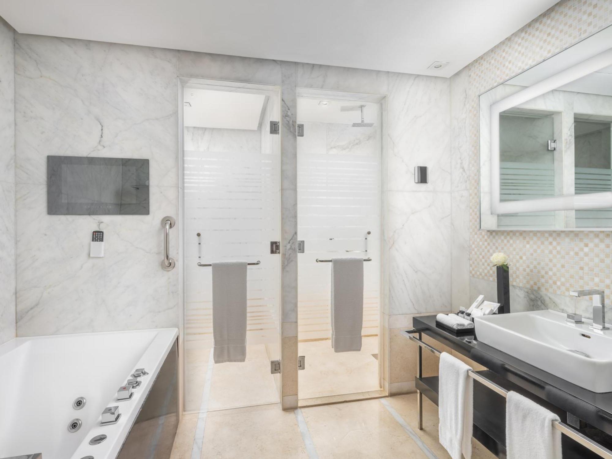 Hotel The Venue Jeddah Corniche Extérieur photo Bathroom