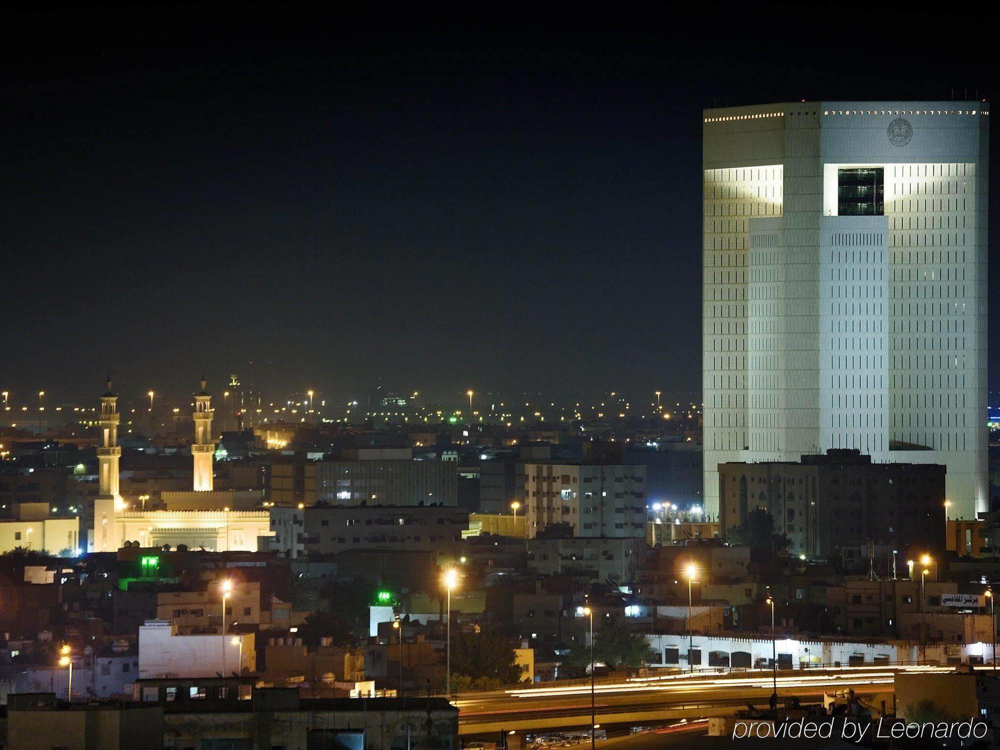 Hotel The Venue Jeddah Corniche Extérieur photo The Grand Mosque at night
